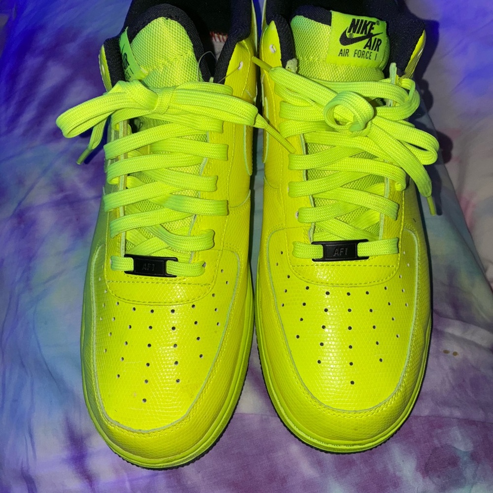 Nike Yellow Sneakers Vibrant Low-Top Design